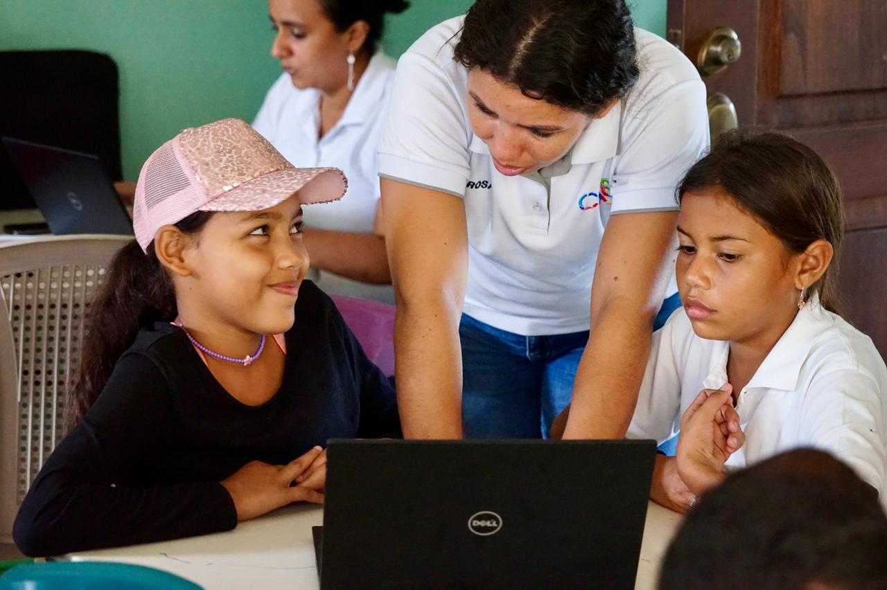 Students gathered around a laptop | CREA Nicaragua