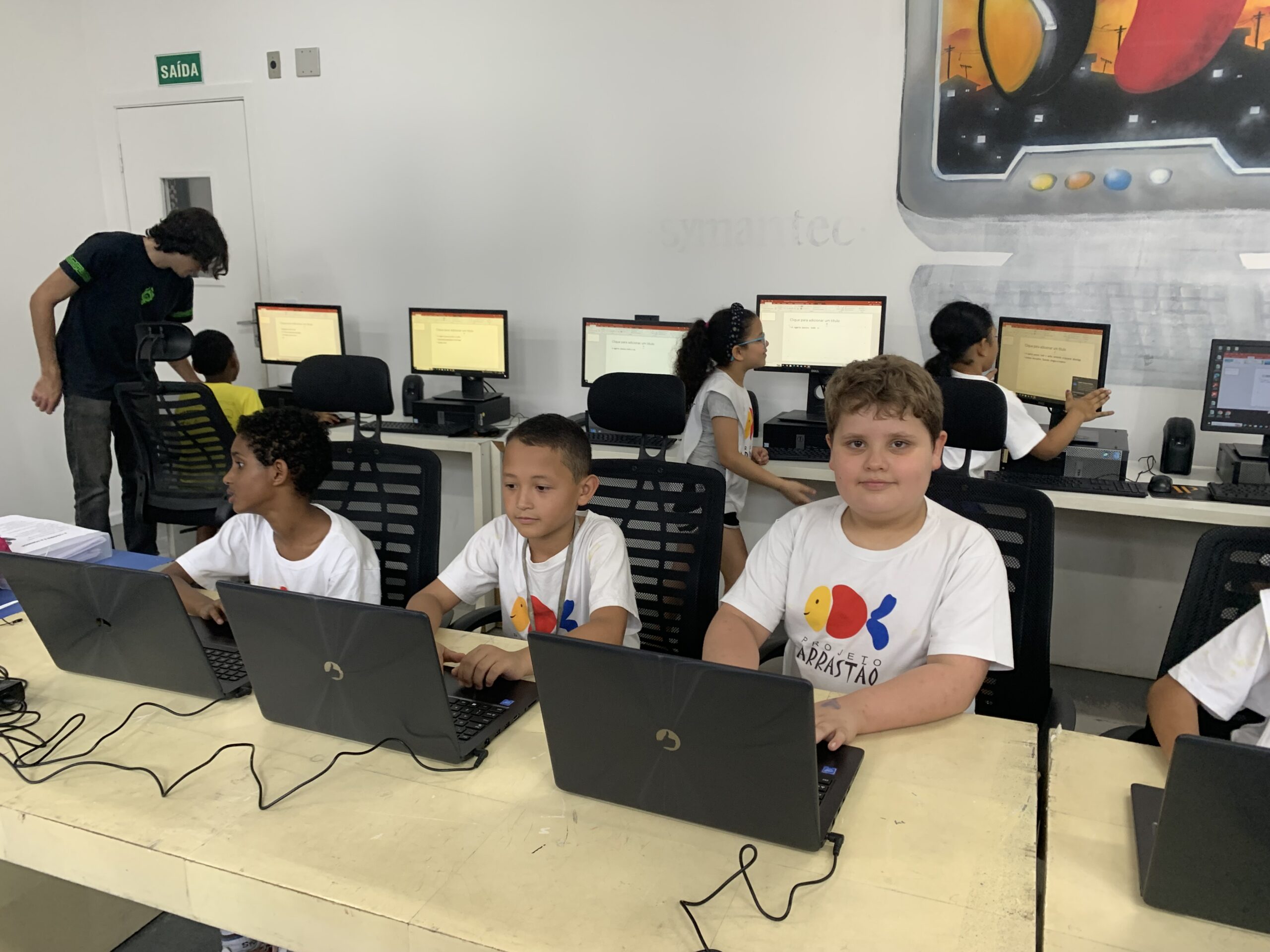 Students from Arrastão Projecto in São Paulo, Brazil in a computer lab
