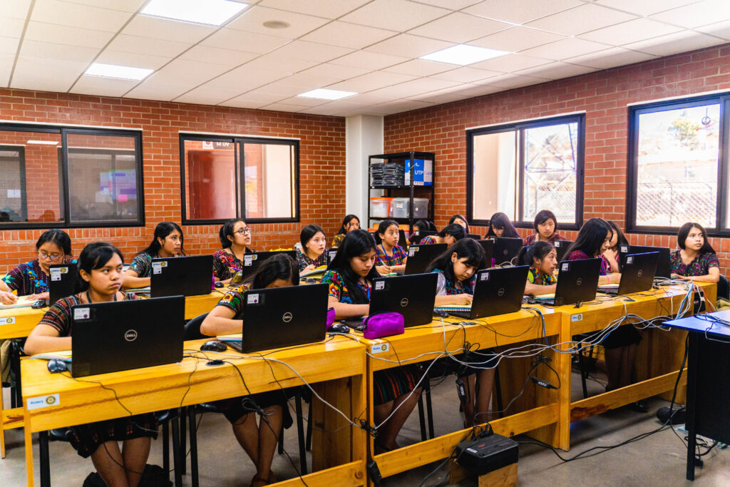 Students from MAIA, a guatemalan NGO partner of Team4Tech, working at laptops